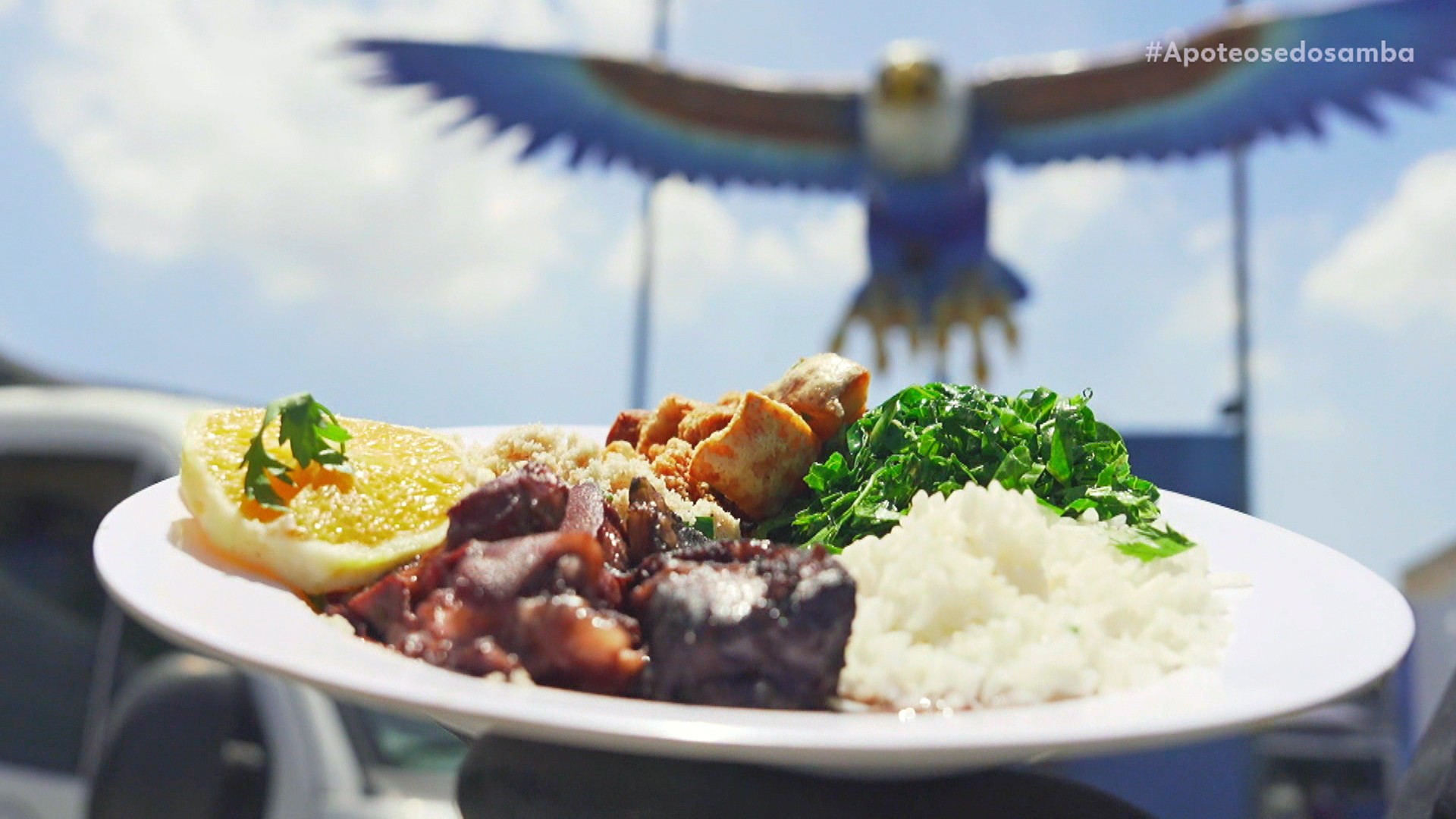 Samba que dá caldo há 20 anos: conheça a história das feijoadas nas quadras das escolas