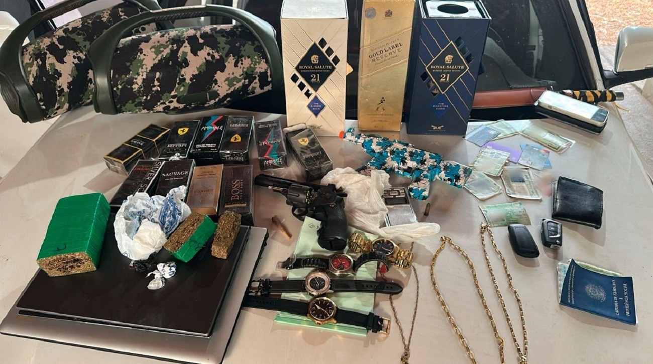 Polícia prende quatro suspeitos de aplicar golpe do falso Pix e apreende carro de luxo durante operação