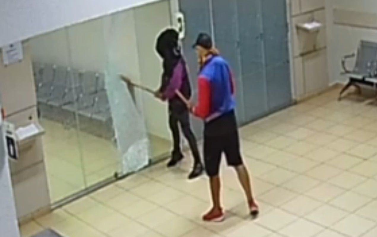 Câmera flagra vandalismo em velório municipal de Marília; polícia apura se alvo era corpo de autor de feminicídio