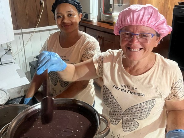 Capacitação de trabalhadores locais foi uma das etapas necessárias para estruturar a produção de frutas liofilizadas no Jordão — Foto: Cedida/Arquivo Pessoal