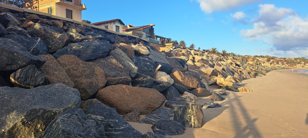Na Praia da Redonda, rochas tentam conter avanço do mar — Foto: Rafael Almeida/TV Verdes Mares