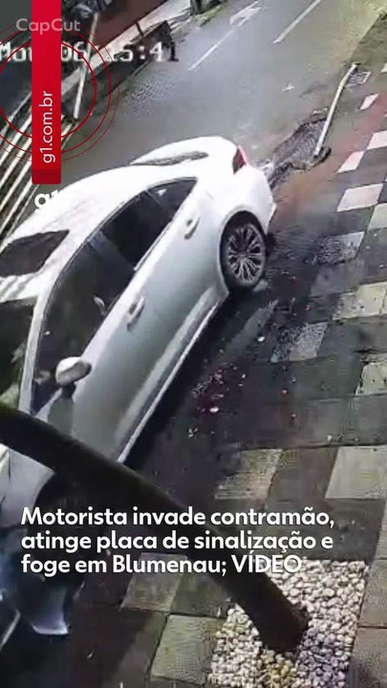 VIDEO: Driver invades the wrong lane, drags structure and abandons car after crash in SC; police investigate