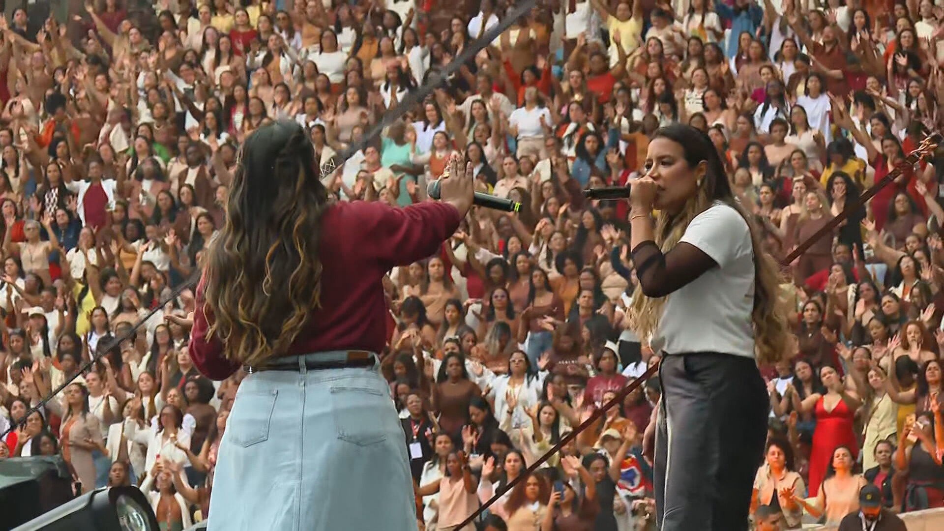 Evento cristão reúne 65 mil mulheres no Maracanã em conferência marcada por louvor, oração e empoderamento