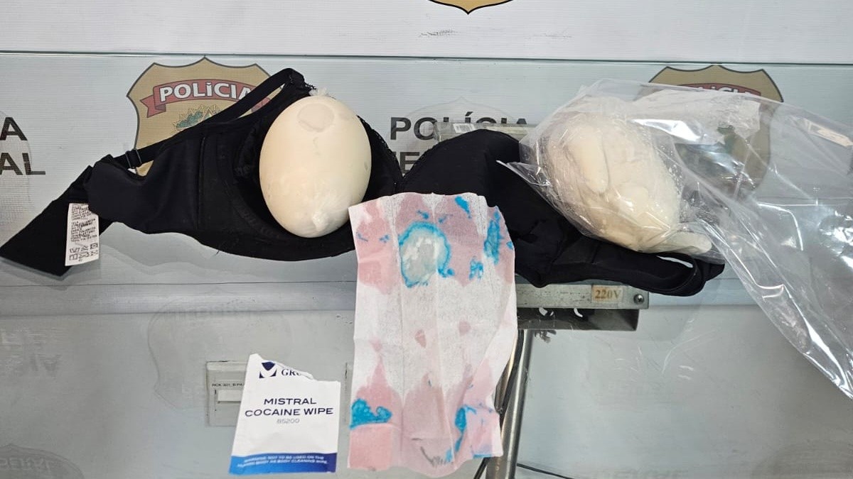 Mulher é presa no Galeão com 2,8 kg de cocaína líquida escondida no sutiã 