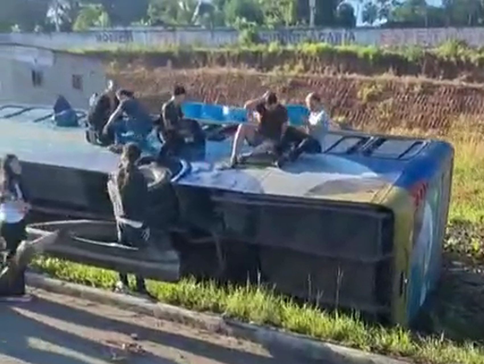 Ônibus com estudantes tomba após batida na BR-101 em São Cristóvão