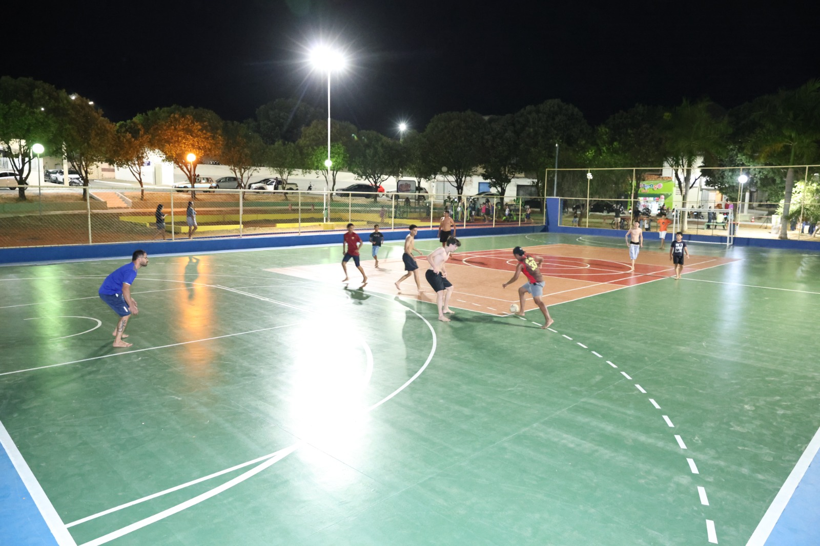 Prefeitura inaugura praça e quadra