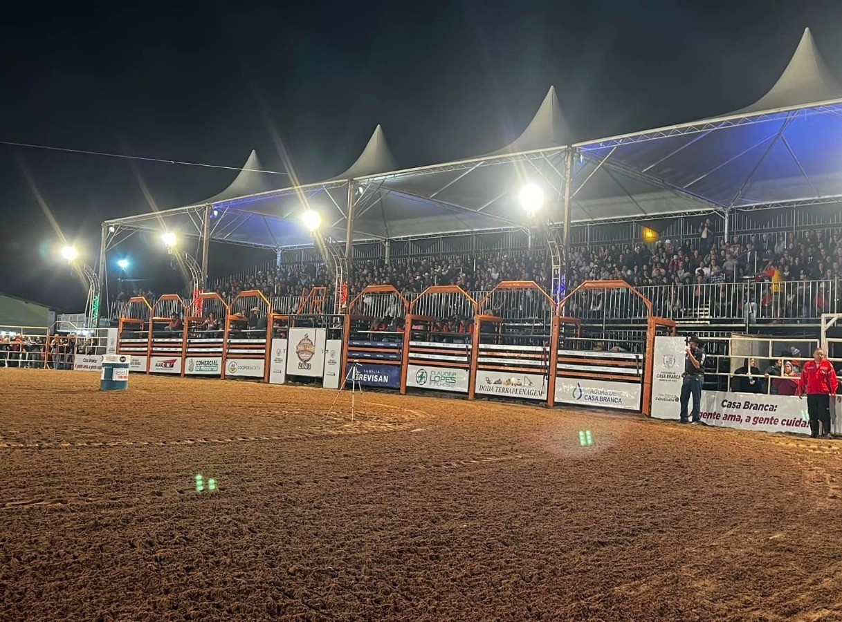 Peão é pisoteado por touro em rodeio de Casa Branca e sofre fraturas e ...