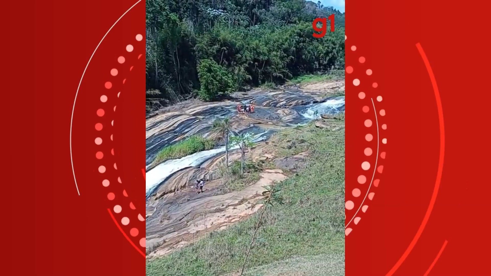 VÍDEO: Jovens são resgatados após queda de 20 metros em cachoeira de MG
