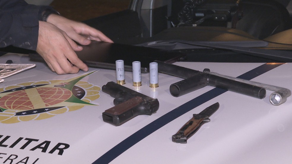 Itens encontrados no carro — Foto: Reprodução/ TV Globo