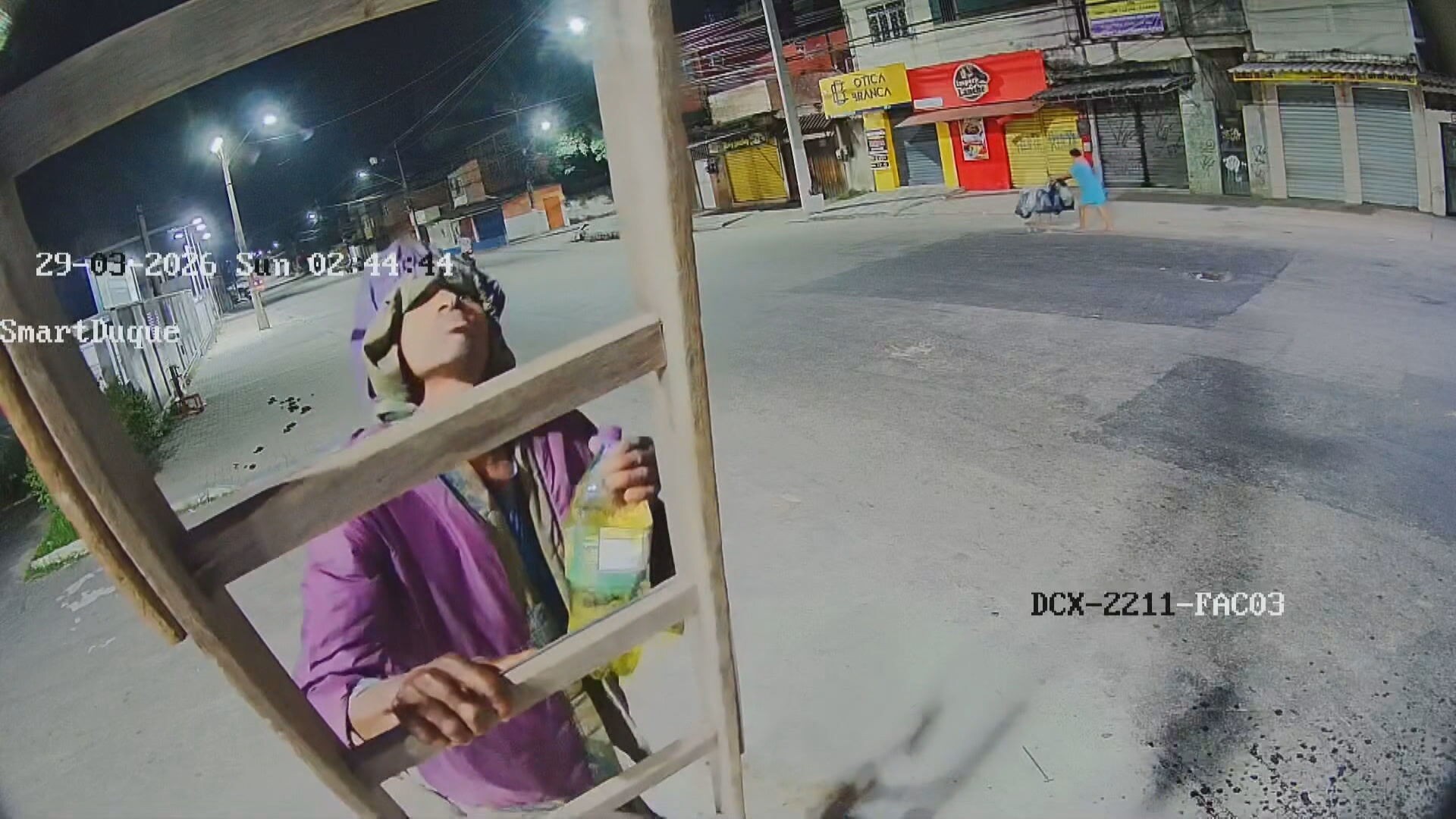 VÍDEO: câmera de segurança da Prefeitura de Duque de Caxias em área dominada pelo tráfico é destruída