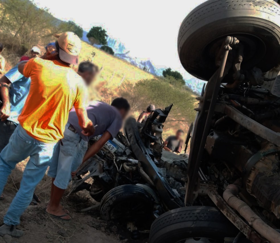 PRF informou que 4 pessoas morreram no acidente que ocorreu no trecho da cidade de Santa Terezinha, na Bahia — Foto: Divulgação/Site Bahia 10