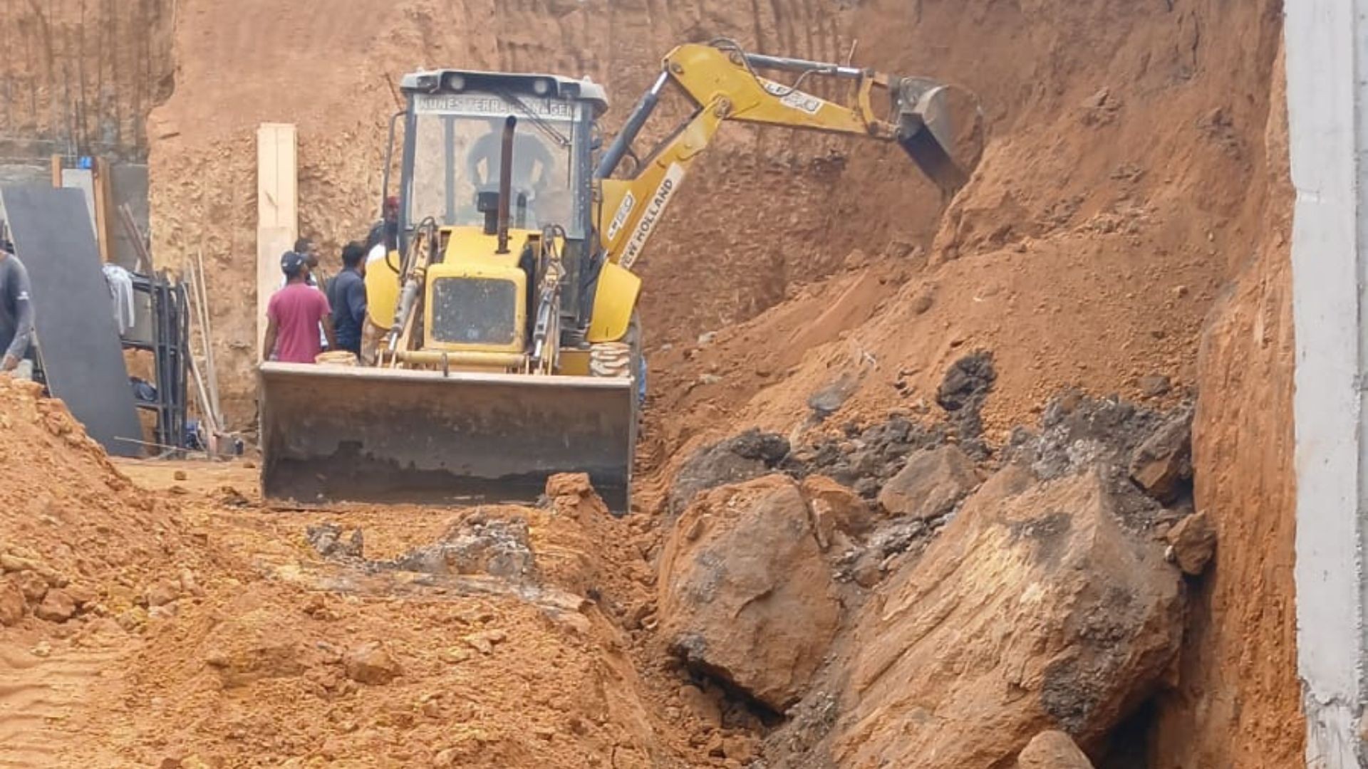 Trabalhador morre soterrado e outros sete ficam feridos em canteiro de obras em MG