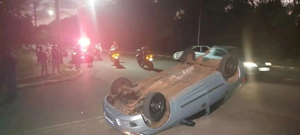 Veículo onde estavam as vítimas parou com as 4 rodas para cima.  — Foto: José Aparecido/TV Morena