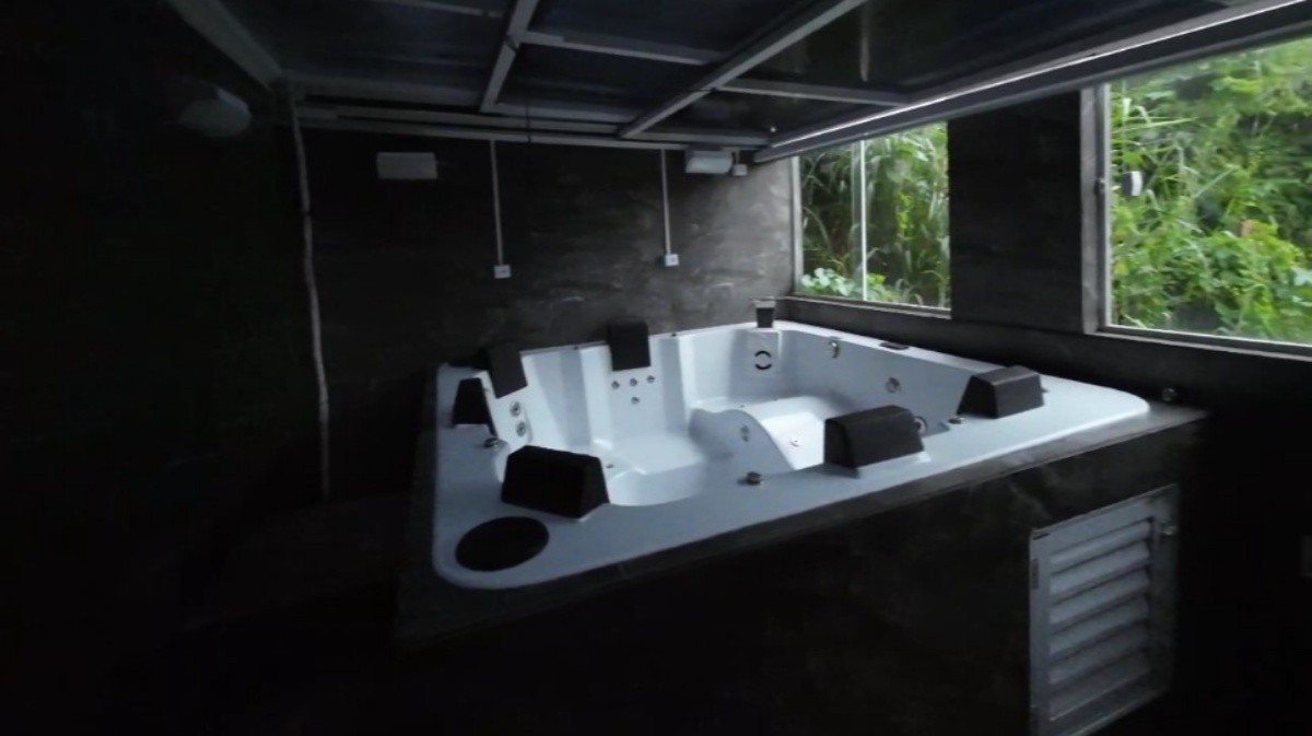 Hidro, piscina, churrasqueira: veja o luxo em casa achada em ação contra o tráfico no Fallet-Fogueteiro, no Centro do Rio