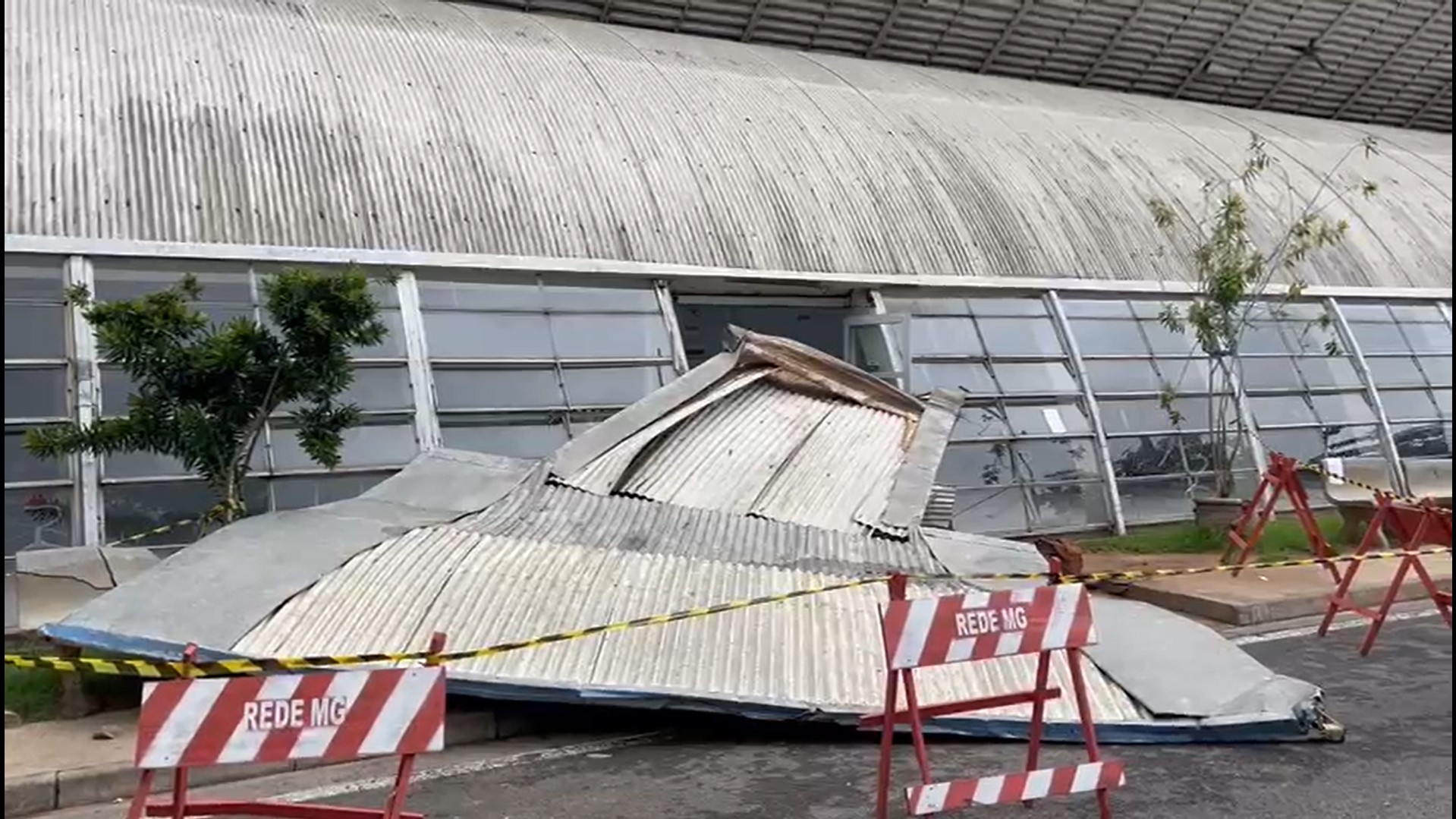 Caminhão de coleta de lixo colide e derruba estrutura de UPA em Campinas 