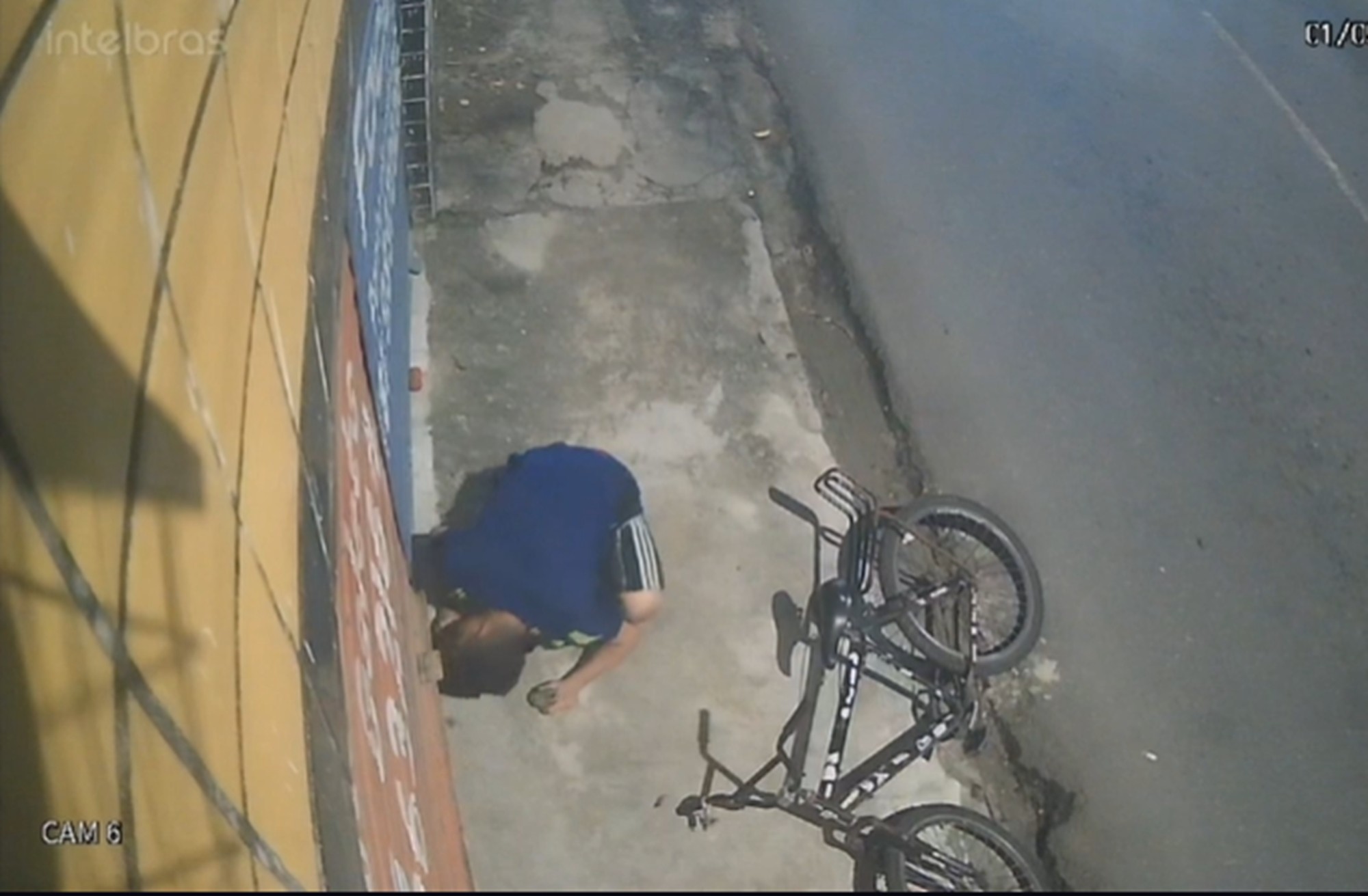 Homem filmado roubando celular de porteiro é solto pela Justiça e é pego roubando de novo três dias depois; ele já respondia por outros 10 processos