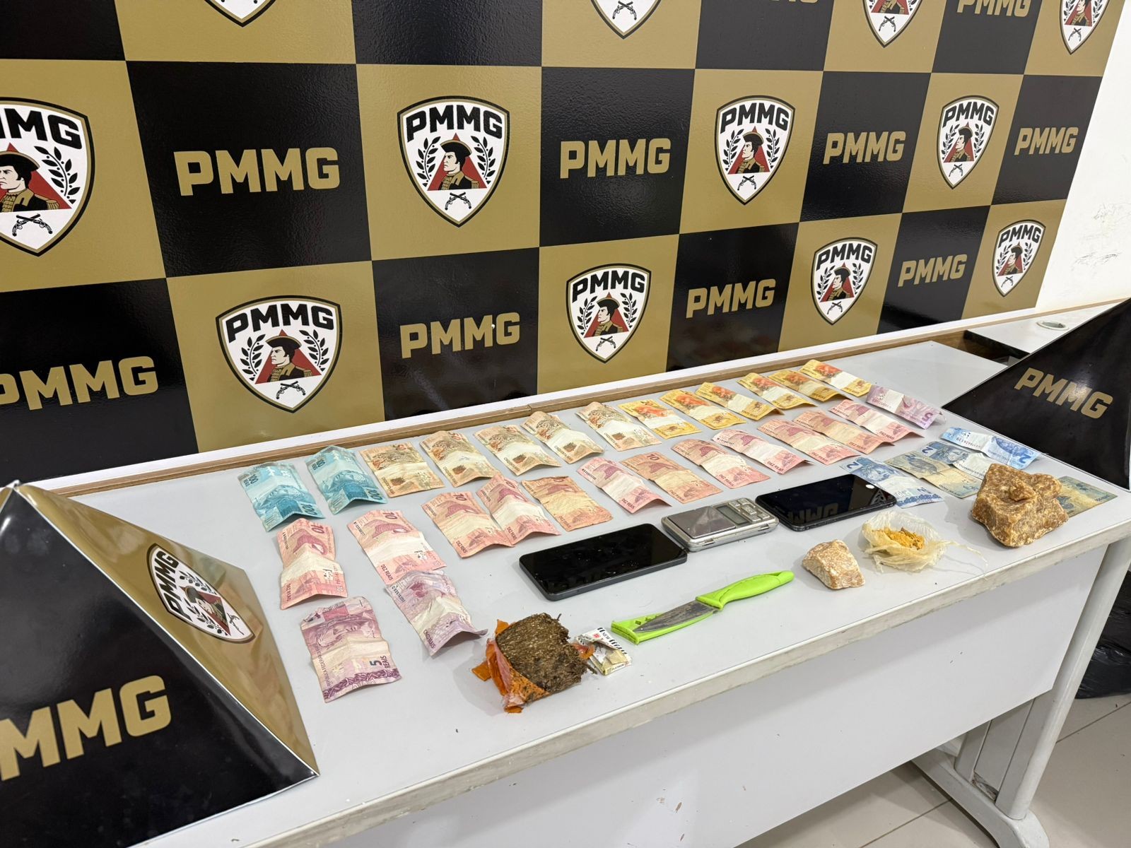 Nervosismo em ponto de tráfico termina com suspeito preso após tentar fugir em Jaíba