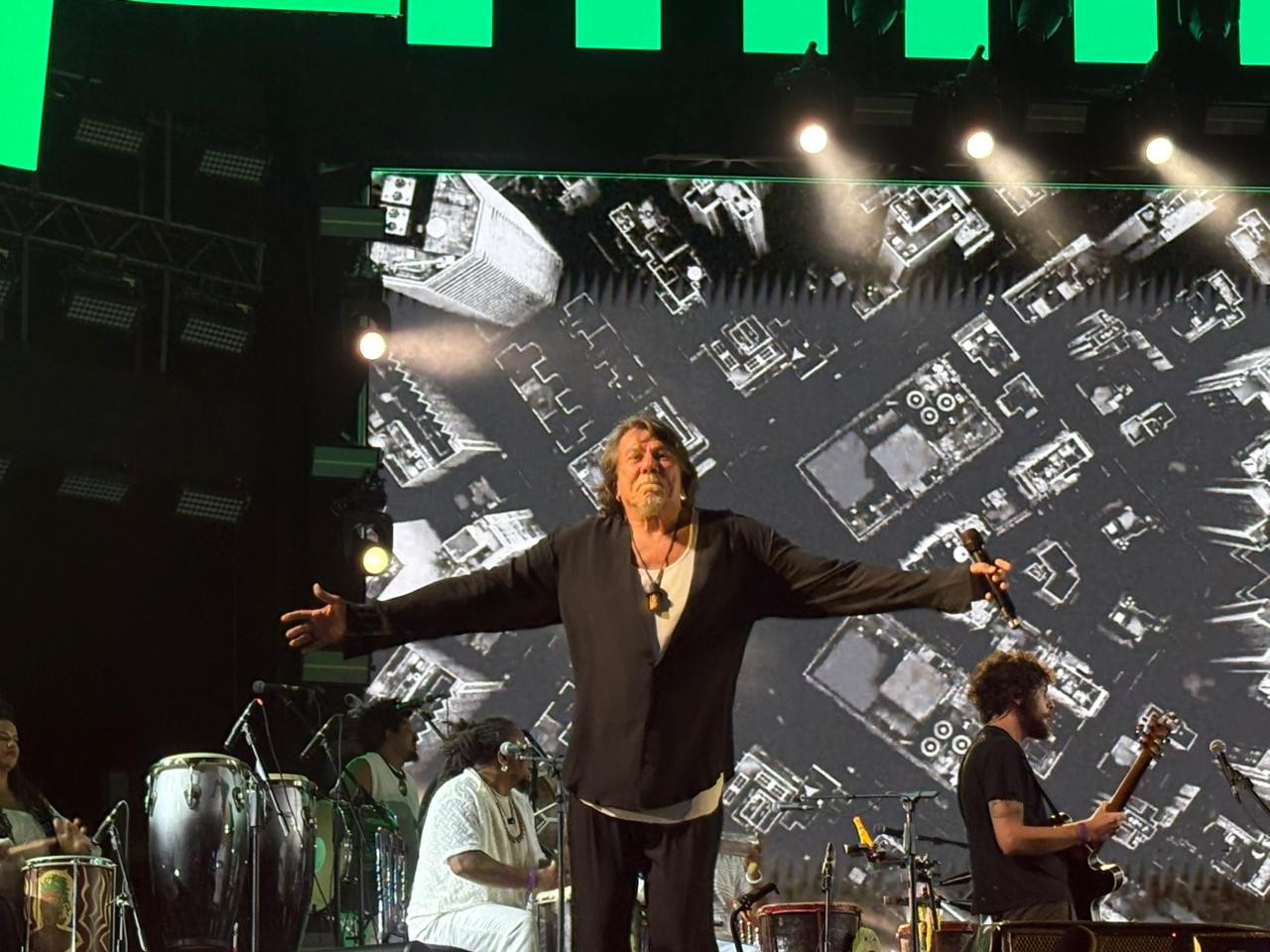 Recife abre carnaval com show de Lenine e espetáculo de nações de maracatu no Marco Zero