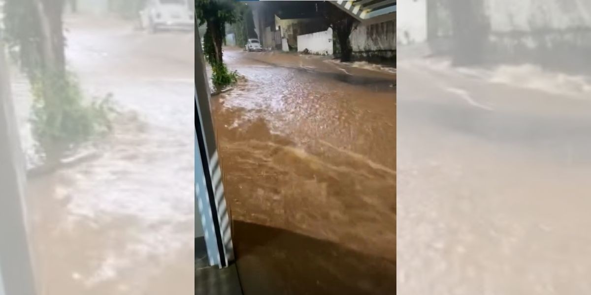VÍDEO: chuva forte alaga ruas, destrói calçada e deixa carro ilhado em Tupã