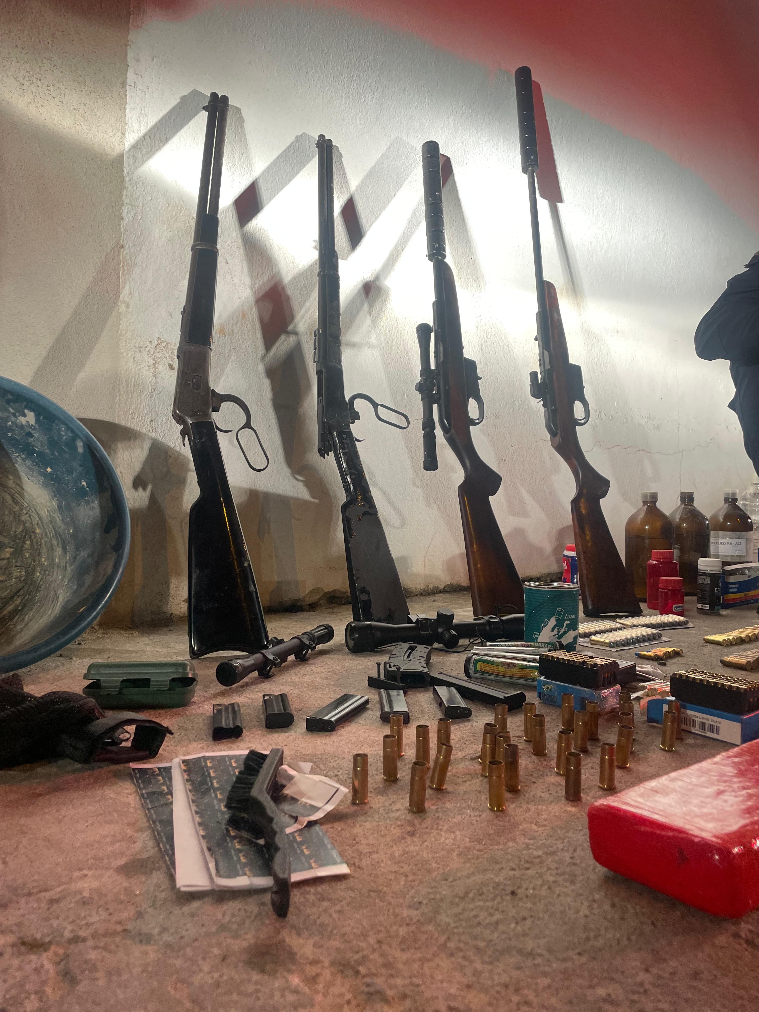 Polícia Militar apreende armas, drogas e explosivos em casa abandonada em Itaperuna
