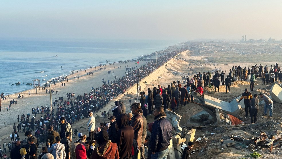 Palestinos deslocados por conta do conflito retornam ao norte de Gaza — Foto: Reuters