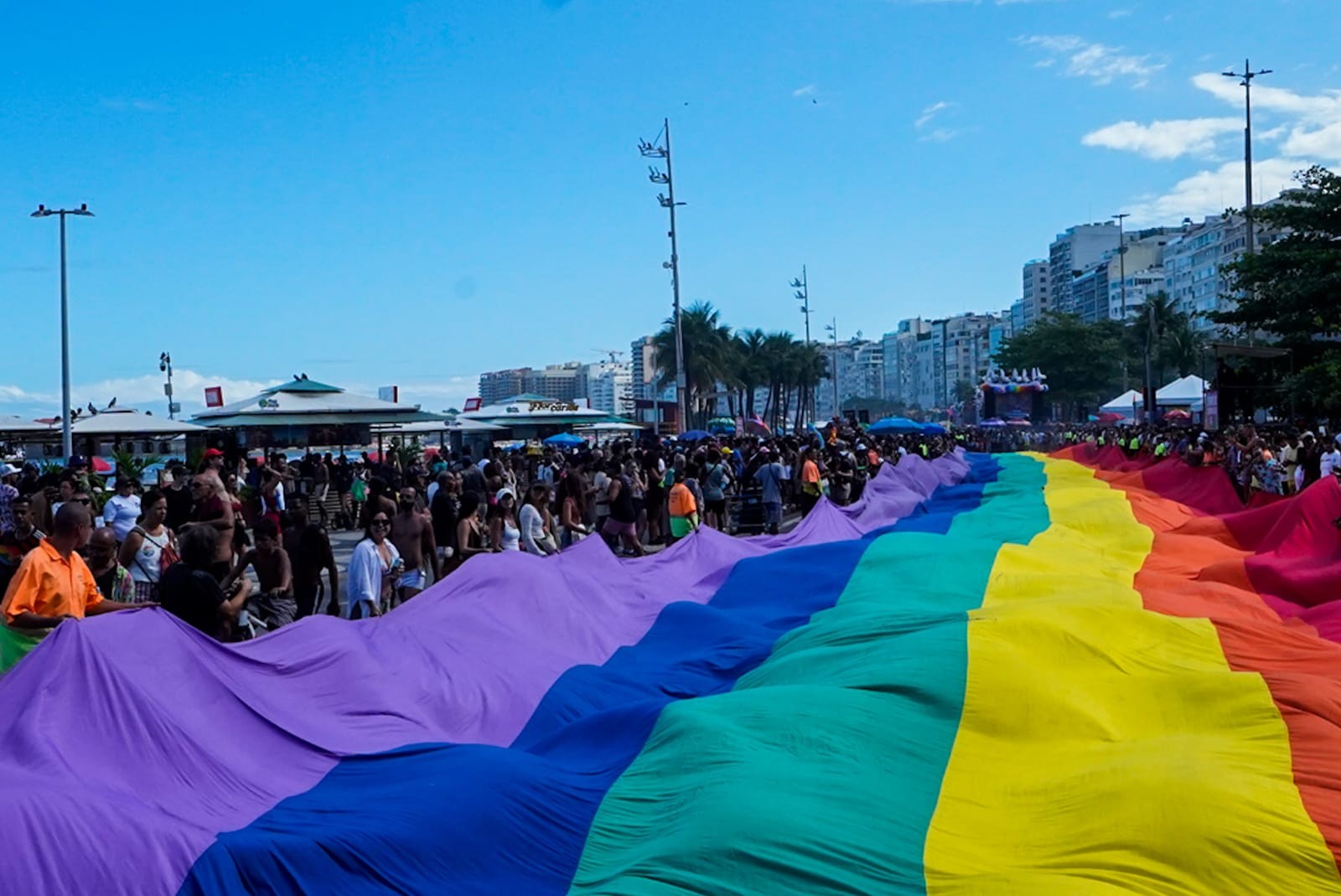 Parada do Orgulho LGBTI+ lota a Praia de Copacabana, e famosos e políticos participam; FOTOS