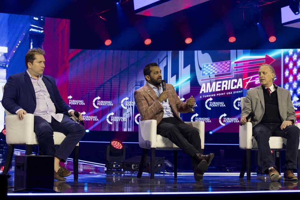 Darren Beattie, à esquerda, em evento nos EUA em 2022 — Foto: John Rudoff/Sipa USA via Reuters Connect