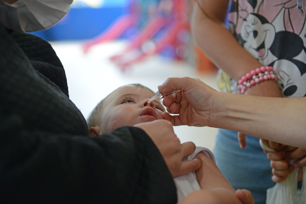 Criança recebe dose de vacina contra pólio, em Campinas — Foto: Eduardo Lopes/PMC