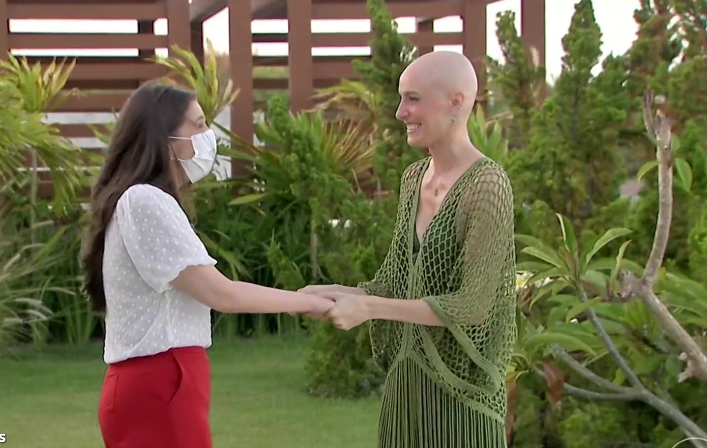 'Essa doença não me define': atriz que interpretou jornalista com câncer revela como foi raspar cabelo após diagnóstico da doença