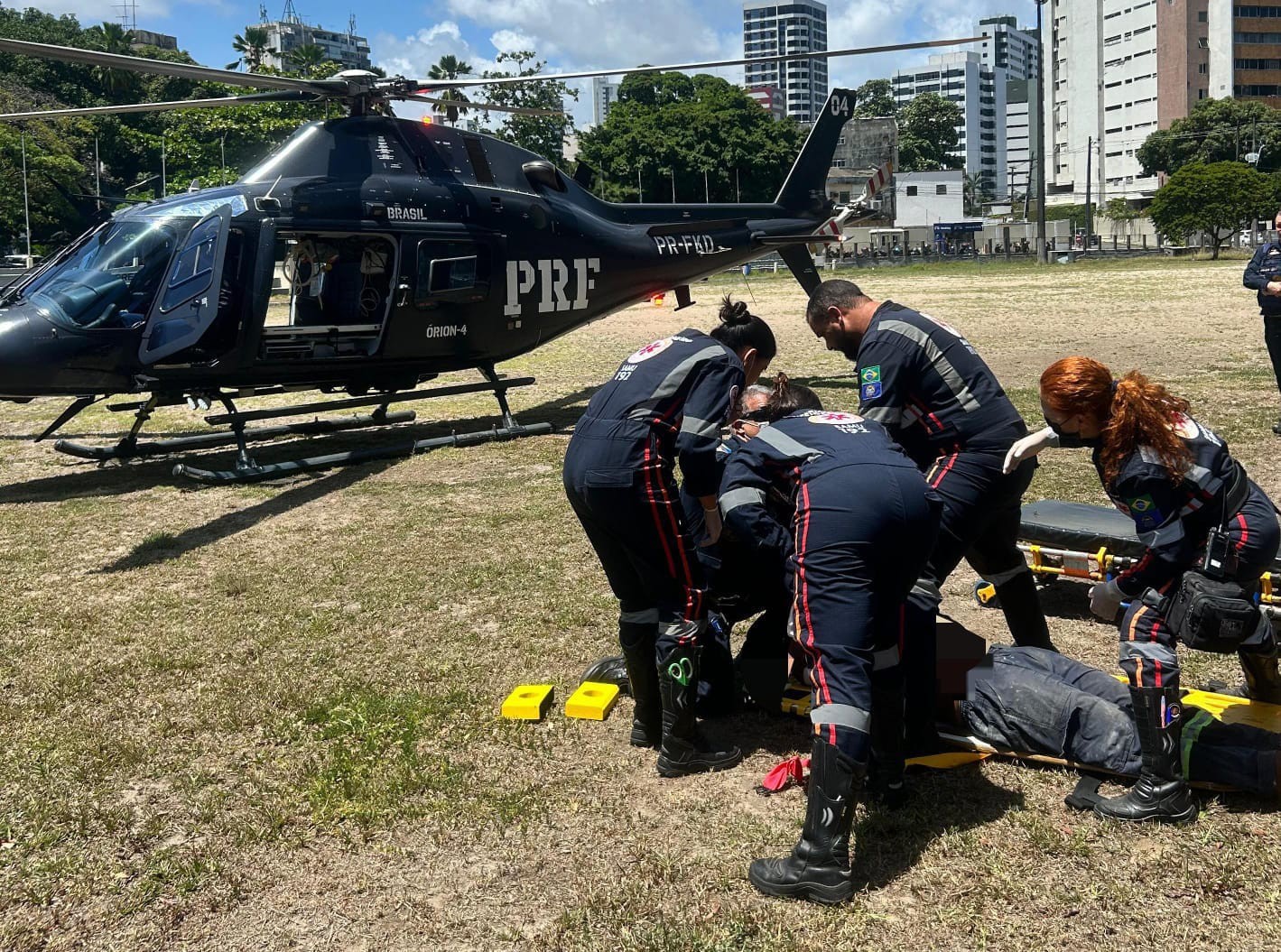 Trabalhador é resgatado de helicóptero após cair de imóvel em construção em Porto de Galinhas