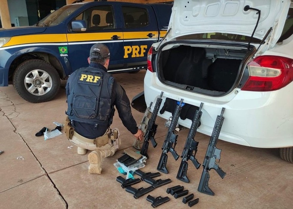 Armas foram apreendidas por policiais rodoviários federais. — Foto: PRF/Reprodução