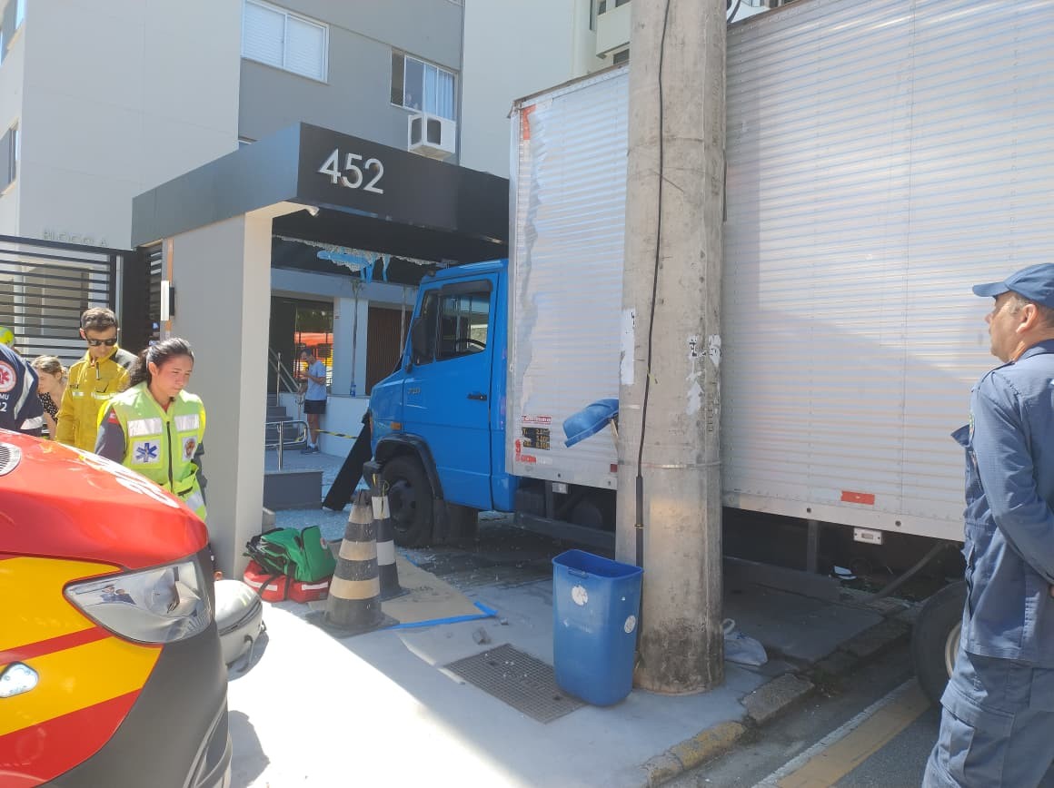 Homem sofre mal súbito ao volante de caminhão e é ressuscitado em Florianópolis