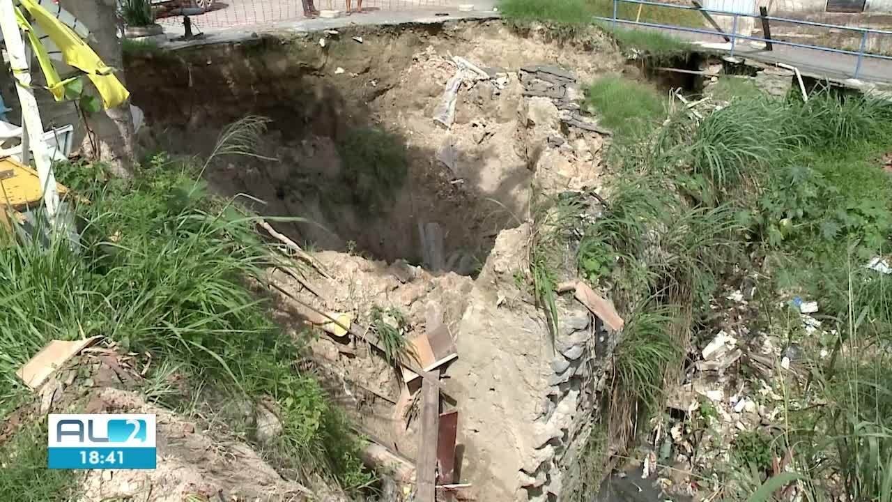 Asfalto afunda e cratera assusta moradores da Grota Pau D'Arco em Maceió