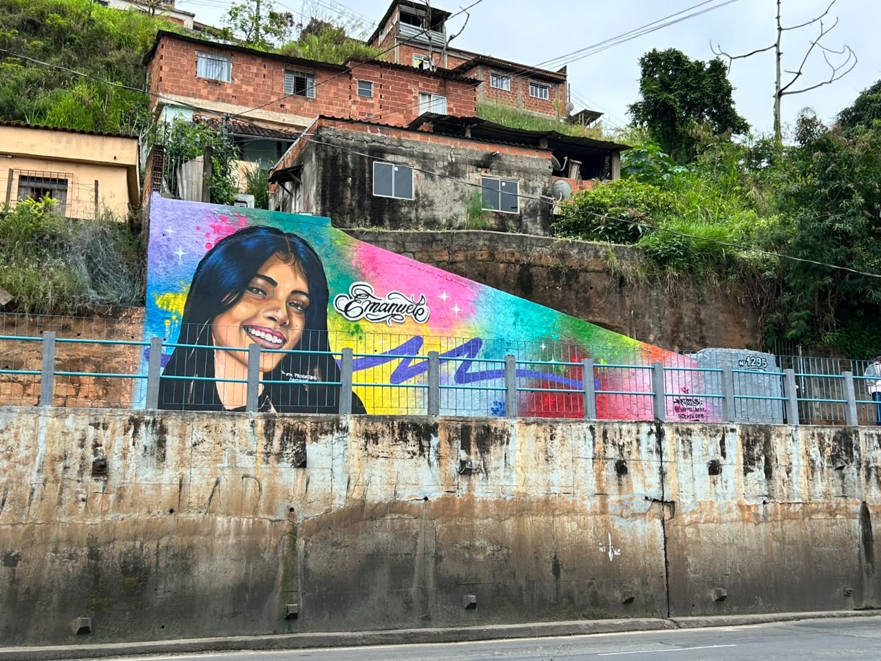 Jovem morta em acidente de moto na avenida JK, em Juiz de Fora, é homenageada em mural