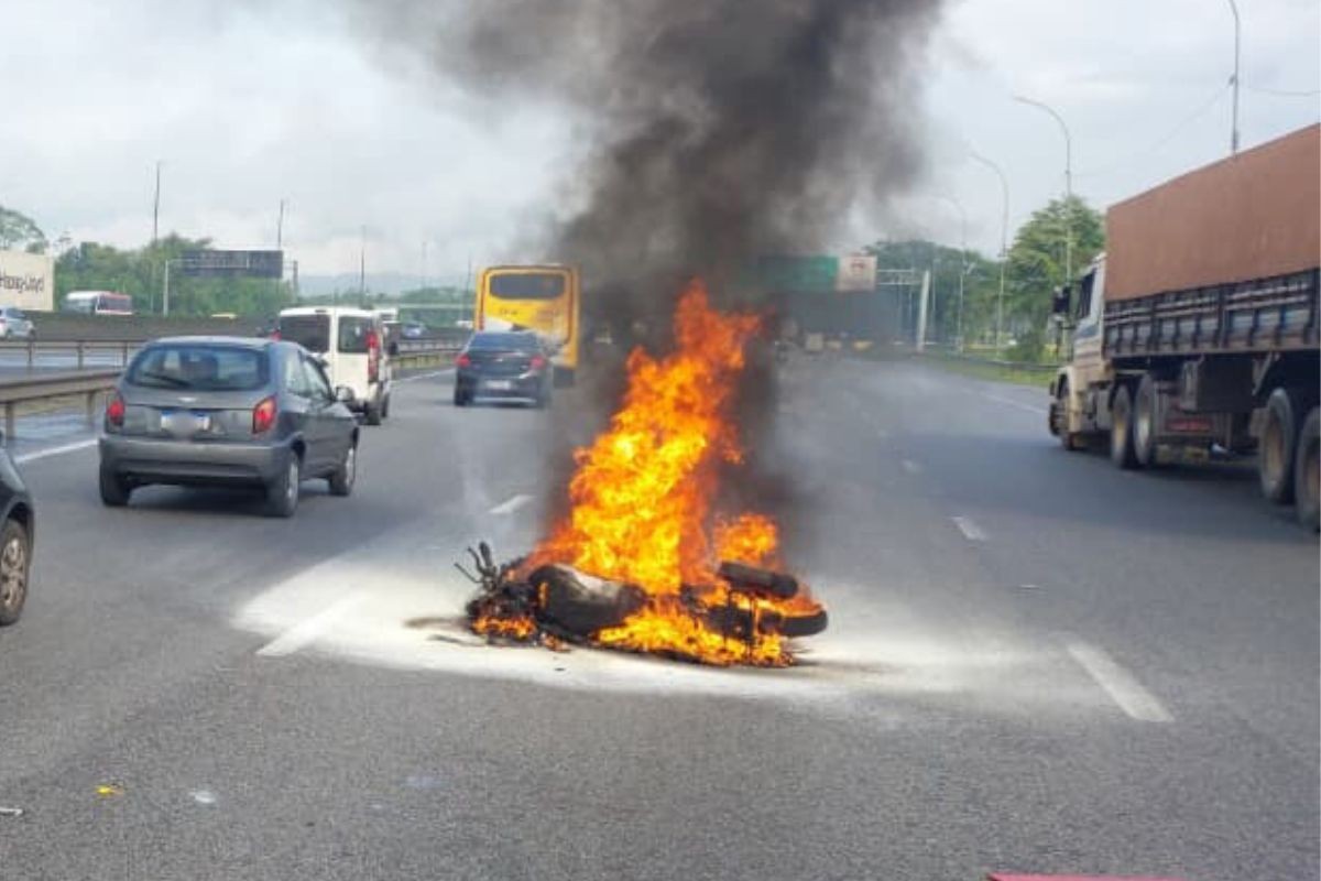 Moto pega fogo após batida na Via Anchieta e fica carbonizada; veja o vídeo