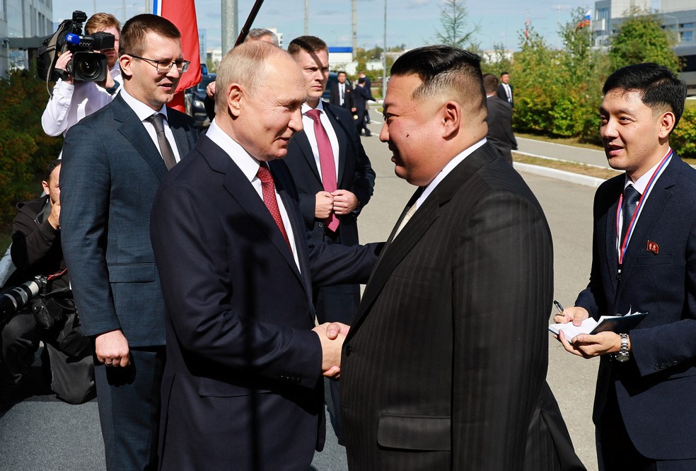Vladimir Putin e Kim Jong-un se encontram na Rússia, em 13 de setembro de 2023 — Foto: Sputnik/Vladimir Smirnov via Reuters