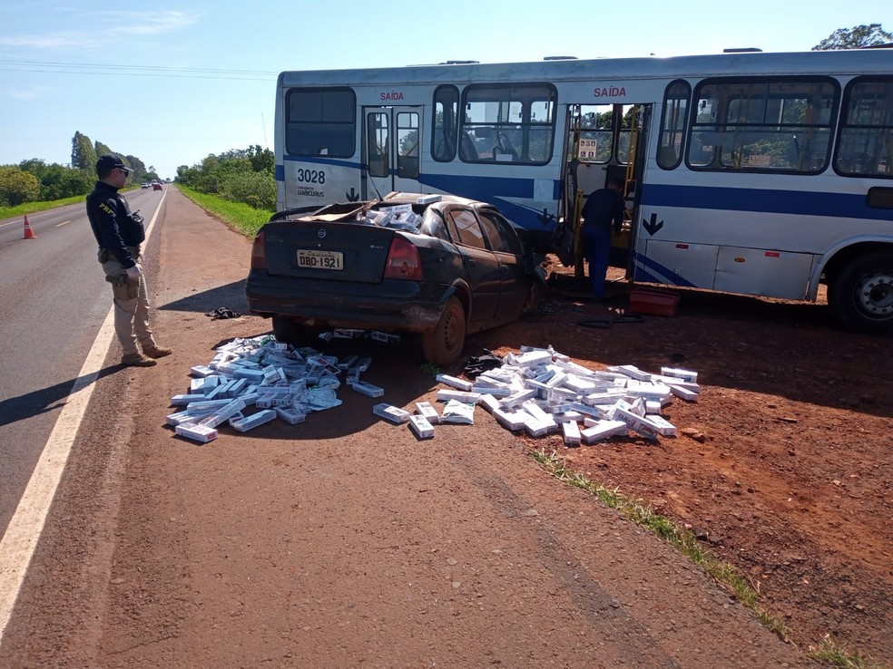 Carro ficou totalmente destruído após bater na lateral de ônibus na BR-060, em Campo Grande; motorista do automóvel morreu — Foto: Osvaldo Nóbrega/TV Morena