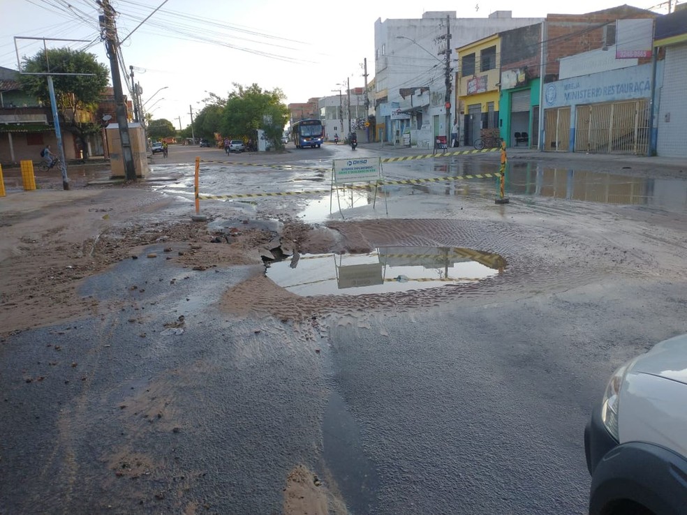 Rede de água rompe e deixa bairro da Zona Sul de Aracaju sem abastecimento de água — Foto: Ascom/Deso