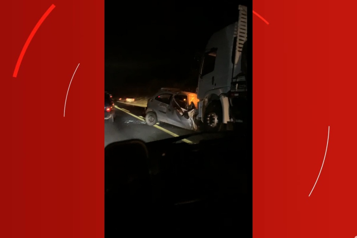 Idoso morre após bater carro de frente com caminhão na BR-381, em Governador Valadares
