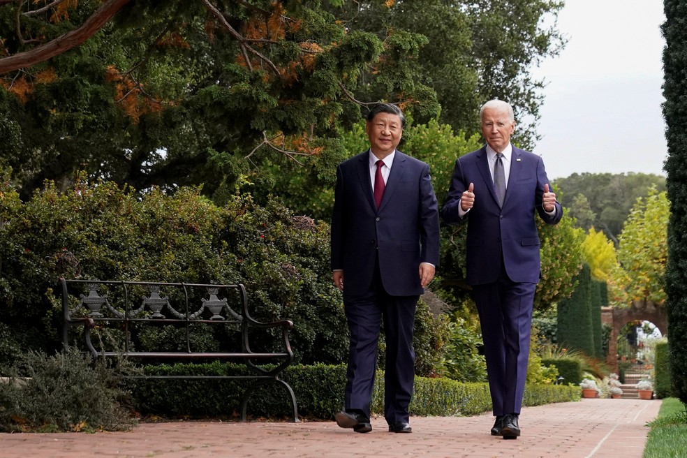 O presidente dos EUA, Joe Biden, faz sinal de positivo enquanto caminha com o presidente chinês, Xi Jinping, na propriedade de Filoli, à margem da cúpula da Cooperação Econômica Ásia-Pacífico (APEC), em Woodside, Califórnia, EUA, 15 de novembro de 2023. — Foto: REUTERS/Kevin Lamarque