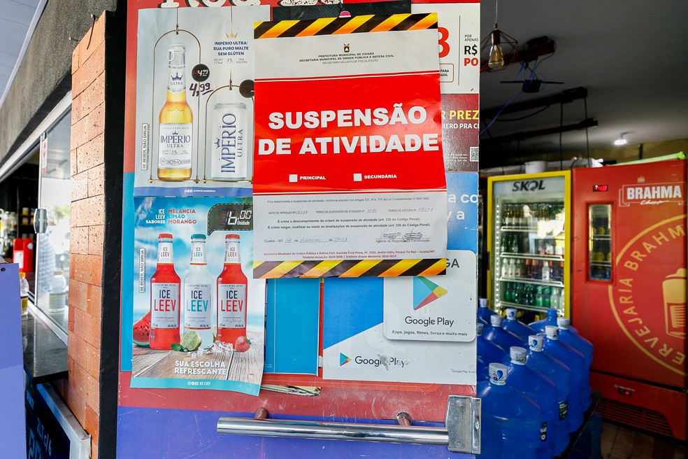 Comércios foram interditados por vender alimentos vencidos. — Foto: Reprodução