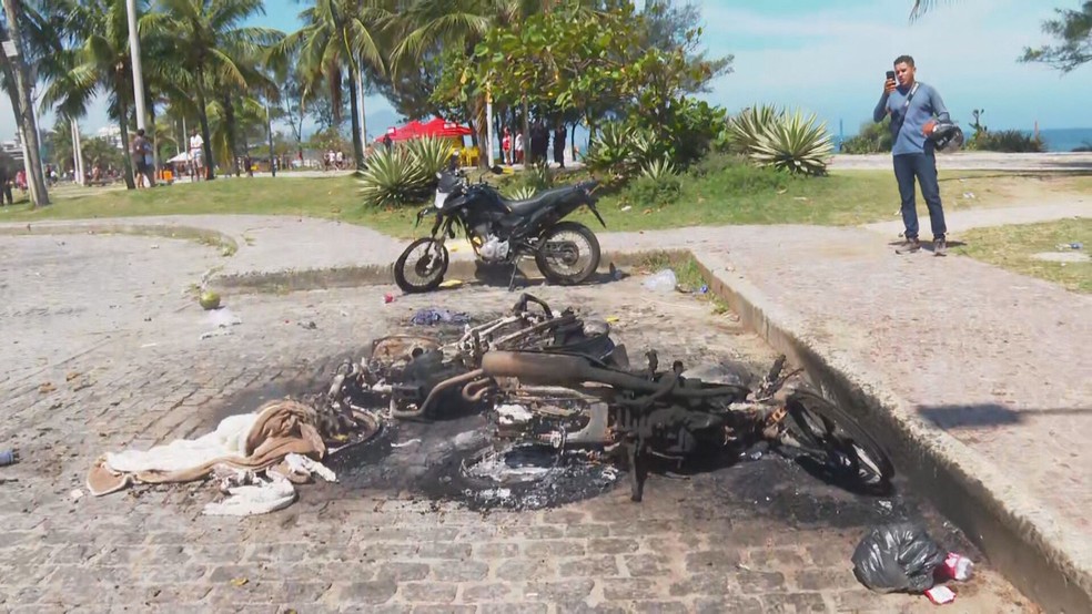 Motos foram incendiadas na orla do Recreio — Foto: Reprodução/TV Globo