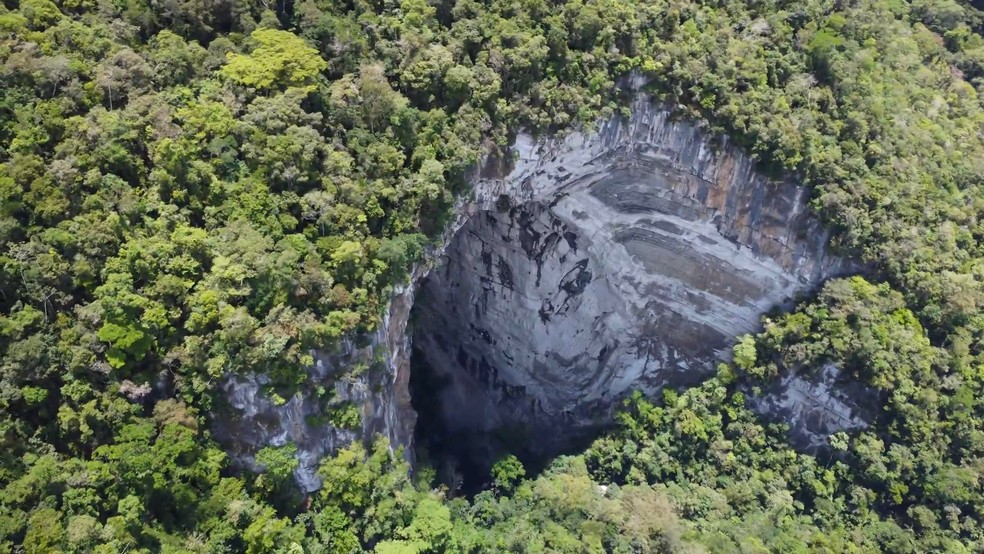 Entrada da Casa de Pedra, que está fechada para o público desde 2003, quando duas pessoas morreram. — Foto: Reprodução/TV Globo/Fantástico