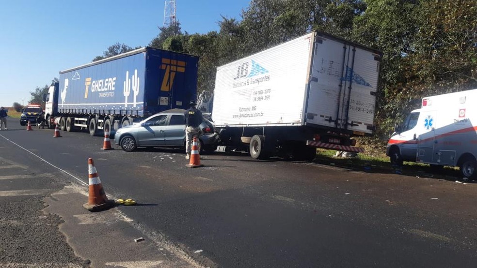 Acidente envolveu dois caminhões e três carros, em Campos Novos Paulista — Foto: PRF/Divulgação