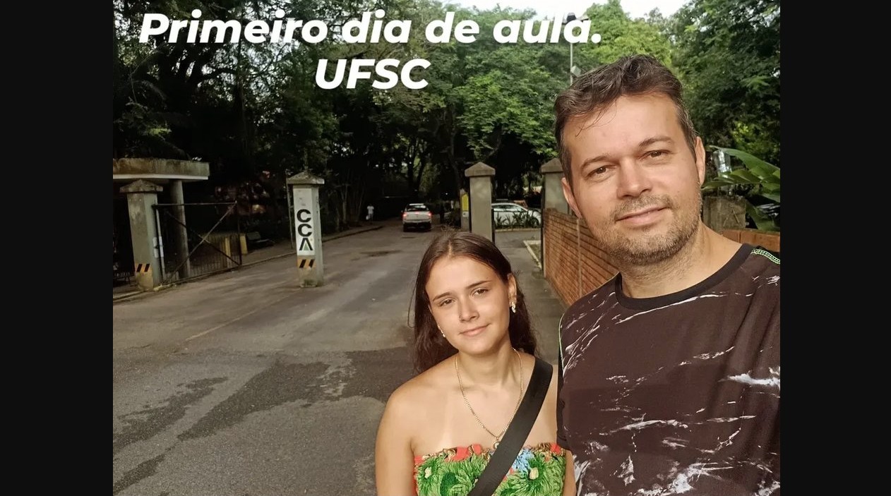 Pai leva filha até a sala no primeiro dia de aula na universidade e foto viraliza