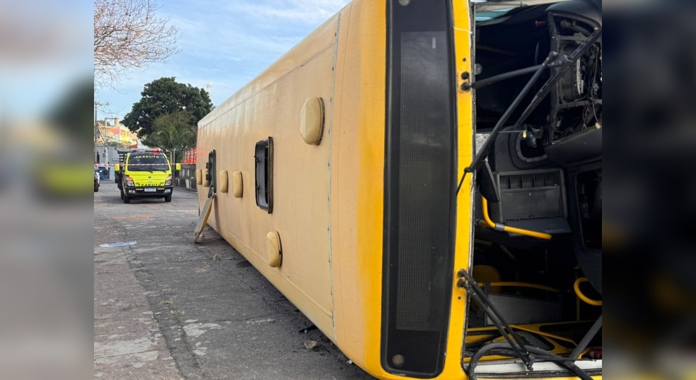 Ônibus de transporte coletivo ultrapassou a grade de proteção da rodovia e caiu na Rua Seike Saito, em Jundiaí (SP) — Foto: Wânyffer Monteiro/TV TEM