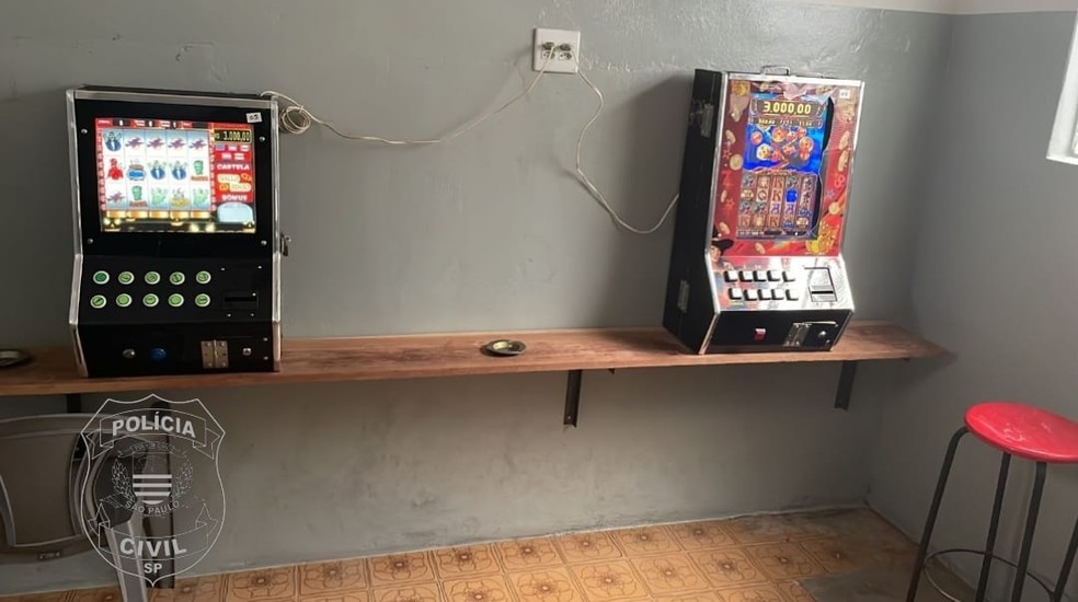 Máquinas caça-níqueis e do jogo do bicho são apreendidas em bar no bairro  Village, em Dracena, Presidente Prudente e Região