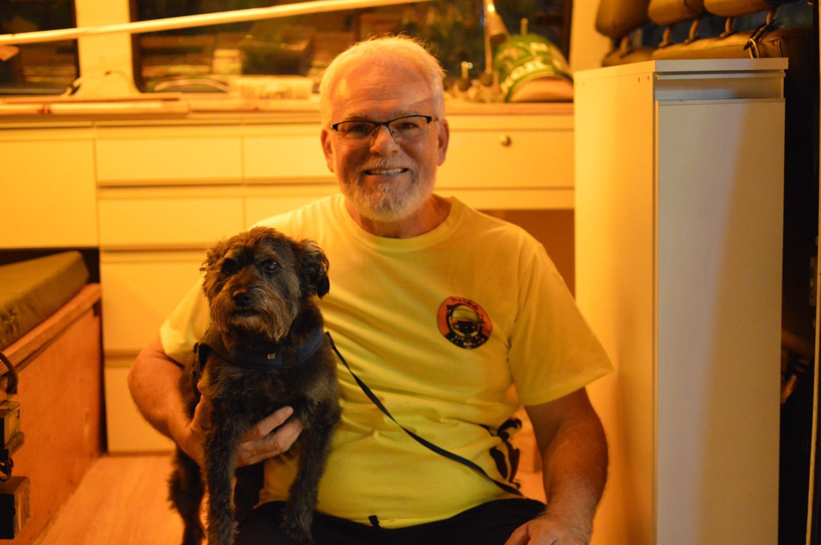 Brasileiro adapta Kombi para viajar até 'fim do mundo' com Black, cão adotado durante forte temporal