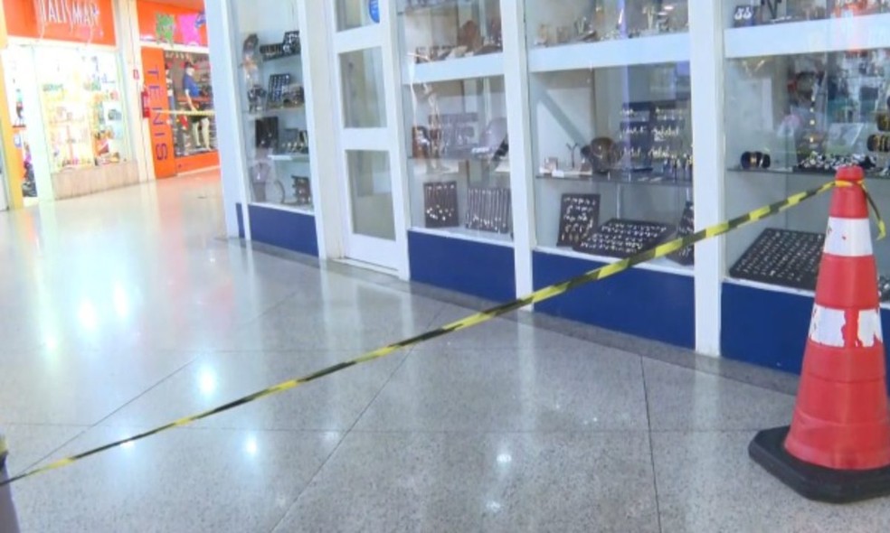 Segurança e cliente ficam feridos durante tiroteio em shopping de bairro nobre de Salvador — Foto: Reprodução/TV Bahia