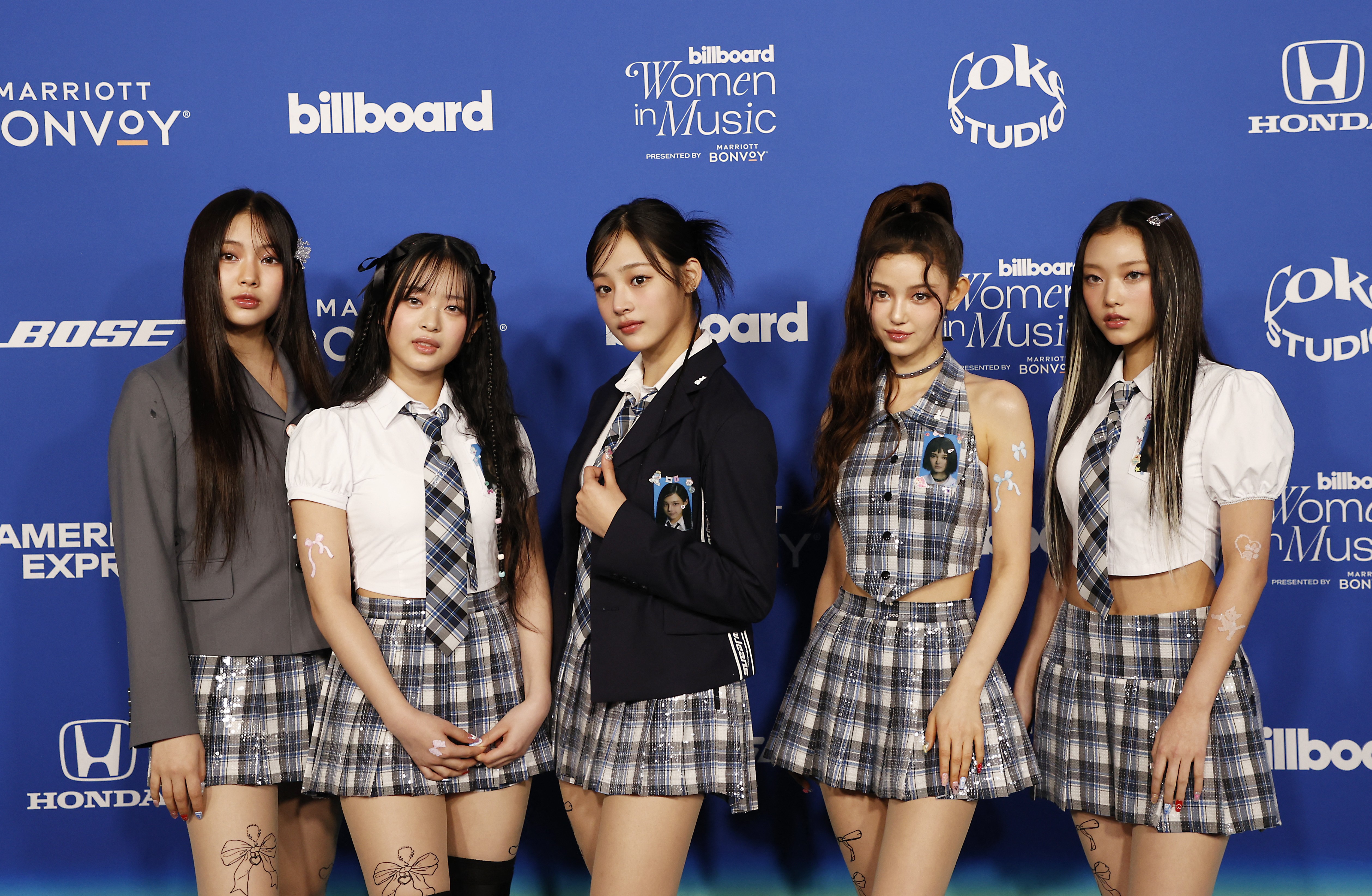 Grupo de k-pop NewJeans é impedido de deixar gravadora após decisão judicial; artistas alegam maus-tratos